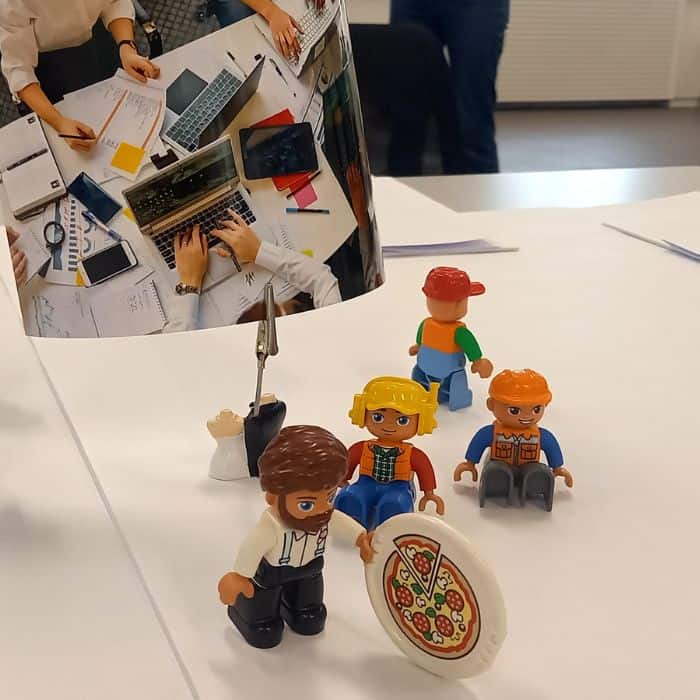 Workshoptisch mit Spielfiguren und Fotokarte – Ideenworkshop „Stimmen für die Stadt“ im AK-Bildungszentrum