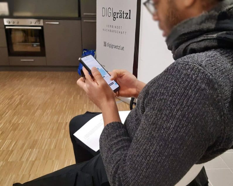 Teilnehmer beim Usability-Test von DIGIgrätzl am Smartphone
